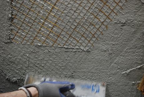 Nel caso in cui fossero previsti più strati sovrapposti di Ruregold XA Muratura, ripetere le operazioni indicate ai punti precedenti applicando la matrice sempre fresco su fresco, preferibilmente alternando l’orientamento 0°/90° con l’orientamento +45°/-45° (in diagonale rispetto allo strato precedente di rete) o come prescritto dal progettista.