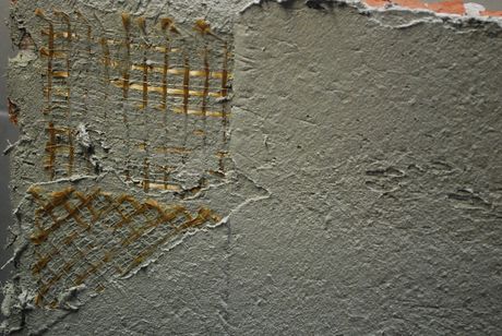 Per la sfioccatura e il fissaggio dei connettori con Ruregold Mj Joint occorre applicare sulla parete un primo strato di 3-4 mm di Ruregold Mj Joint, aprire le fibre del connettore, distenderle a ventaglio sulla superficie e coprirle completamente con un secondo strato di Ruregold Mj Joint, regolarizzando poi la superficie con una spatola metallica