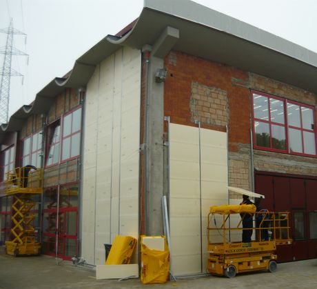 La preparazione della posa del nuovo involucro sulla muratura esistente