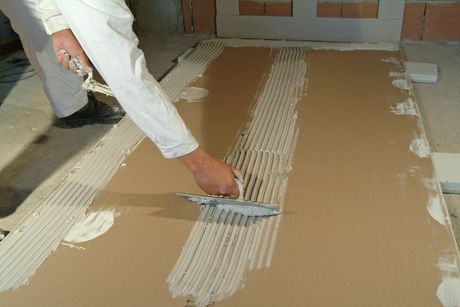 Per la posa su sottofondo piano (esempio calcestruzzo) sui bordi della lastra va applicato Knauf Perlfix a letto fine con una spatola dentata. Per l’incollaggio di lastre spessore 12,5 millimetro e Isolastre Lm/Pse/Xps +12,5 millimetri occorre applicare un’altra striscia adesiva longitudinale al centro.