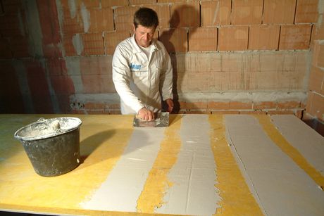 La posa delle Isolastre richiede: superficie di applicazione dell’adesivo grattata con dentisega prima della stesura del collante (Isolastra Pse); superficie rasata completamente o con strisce trasversali di collante Perlfix diluito in corrispondenza delle applicazioni puntuali di Perlfix (Isolastre Lm).