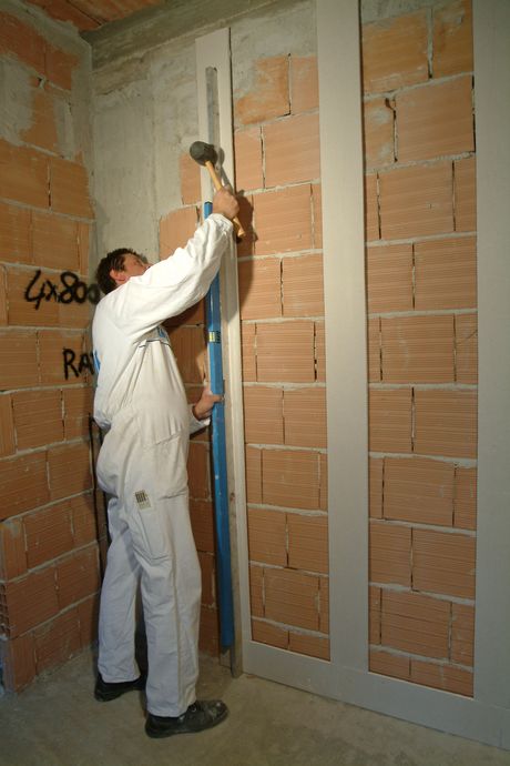 Ai sottofondi a forti asperità e scostamenti oltre 20 millimetri (esempio vecchie murature) le lastre sono incollate su strisce di lastre larghe 10 centimetri, fissate al supporto in corrispondenza di bordo e centro lastra. Le lastre di 9,5 millimetri e Isolastre Lm/Pse/Xps +9,5 millimetri richiedono una striscia adesiva longitudinale al centro