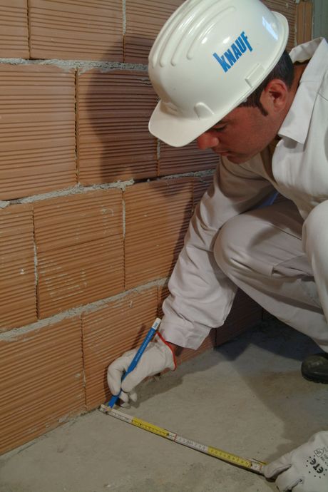 Per la posa delle lastre occorre tracciare a terra e a soffitto il filo finito della superficie esterna, e disporre a terra contro il muro da intonacare i distanziatori da 1 centimetro di spessore, che possono essere realizzati anche con sfridi di lastre Knauf.