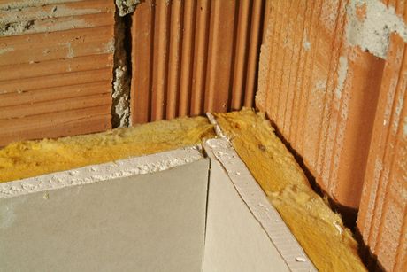 In corrispondenza della congiunzione angolare, alle Isolastre va rimossa una striscia della lastra liberando l’isolante per una larghezza pari allo spessore dell’isolante stesso, posando poi l’Isolastra ortogonale in battuta evitando ponti termici/acustici.