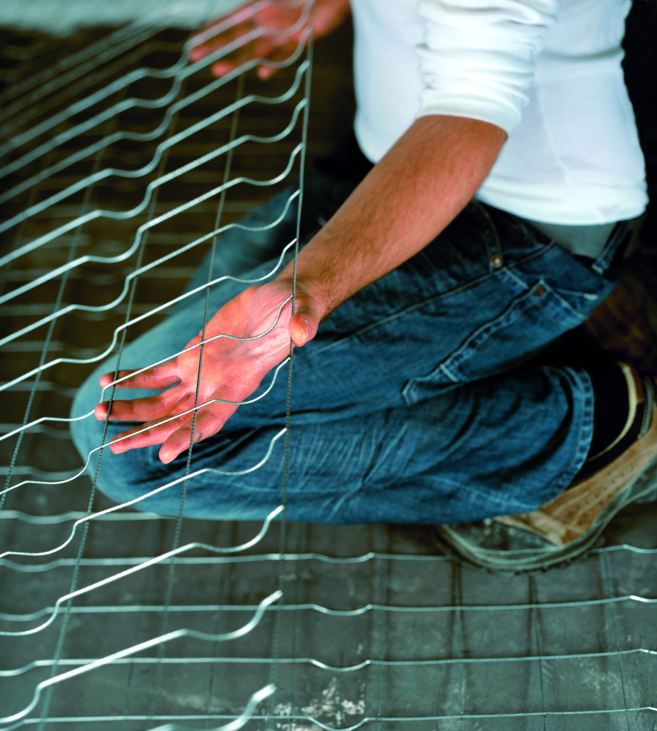 Il pannello brevettato e prodotto da Cavatorta per risolvere ogni problema di posa e assicurare risultati eccellenti: infatti la particolare geometria del supporto, caratterizzata dalla presenza di cinque pieghe longitudinali, rende superfluo l’impiego di distanziatori.