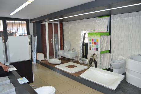 Nello showroom, di 400 metri quadrati su due piani, l’esposizione è stata allestita con l’obiettivo essere funzionale