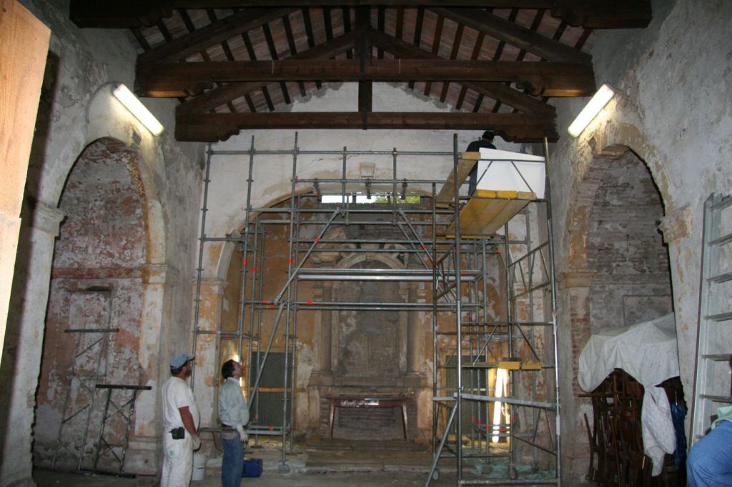 Oratorio dei S.S Angeli Custodi | Interni prima del restauro. Sono state messe in atto strategie per arrestare il processo di degrado dei materiali, restaurando le parti originali e rimuovendo ciò che non risultava coerente con l'impianto originale. Effettuati interventi di cucitura, scucitura e consolidamenti delle murature allo scopo di eliminare l'umidità di risalita. 