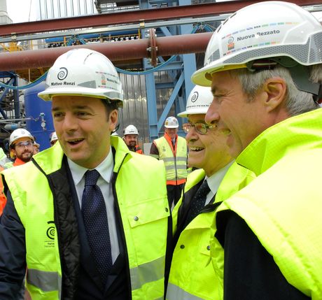 Il presidente del Consiglio Matteo Renzi con Giampiero Pesenti, presidente di Italcementi e Carlo Pesenti, consigliere delegato di Italcementi