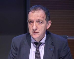 Antonio Benvenuti | Vice presidente Cngegl e relatore della proposta metodologica. «Per giungere alla definizione di un sistema fiscale immobiliare ispirato a criteri di equità è necessario procedere ad un rinnovamento profondo del sistema catastale, da realizzarsi attraverso la lettura aggiornata dell’intero patrimonio immobiliare del Paese e l’introduzione di una banca dati dinamica, capace di aggiornarsi automaticamente e in tempo reale in base alle variazioni dei valori di mercato e delle rendite. Un processo virtuoso che rende il sistema trasparente, a vantaggio dell’intera collettività: se il contribuente è messo nella condizione di comprendere e verificare con chiarezza e semplicità il processo di revisione del sistema estimativo, è plausibile ipotizzare una diminuzione drastica del contenzioso e dei costi sociali ad esso associati».