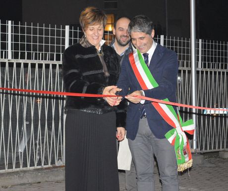Rosanna Angelozzi al taglio del nastro con le autorità locali