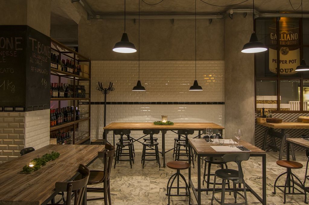 La freddezza dei materiali utilizzati come ferro, acciaio corten e marmo è stata smorzata con l’inserimento di componenti in legno ed elementi decorativi