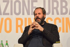 Arch. Mario Cucinella «A volte per migliorare la vita di un quartiere può bastare una nuova biblioteca, un giardino curato, un percorso pedonale tra una scuola e una palestra. Non interventi dall’alto, da «archistar», ma soluzioni che migliorano la vita quotidiana e favoriscono l’incontro tra le persone».