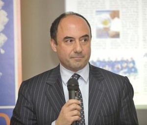 Massimo Manelli | Responsabile tavolo di coordinamento di Brianz@Expo2015 «Oggi vediamo i frutti di un lavoro importante fatto per le nostre imprese. L’associazione che abbiamo voluto e costituito è vincente soprattutto dal punto di vista della formula, che ha privilegiato il business e i contatti con i Paesi stranieri. Su trenta padiglioni self built che hanno effettivamente iniziato i lavori, siamo presenti in undici: è un risultato lusinghiero, il cui valore risalta ancora di più se si tiene conto dei tanti colossi internazionali della progettazione e delle costruzioni che sono scesi in campo per vincere commesse. Le imprese della Brianza hanno vinto una sfida e hanno saputo cogliere un’occasione unica anche grazie al lavoro che Brianz@Expo2015 ha svolto in questi mesi».