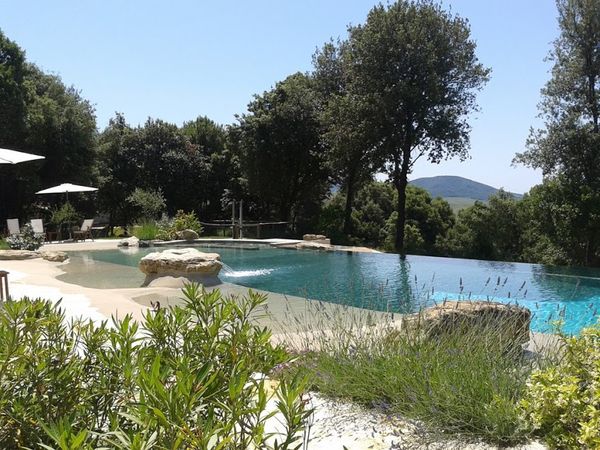 Uno scorcio della piscina di Borgo Mummialla