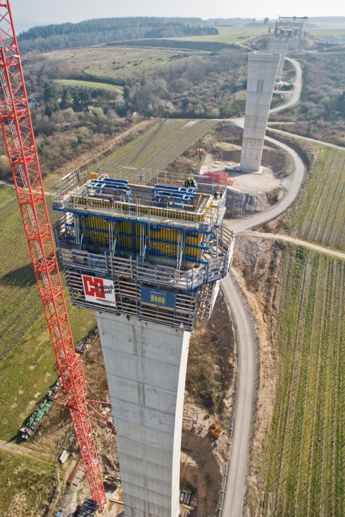 Hünnebeck, società tedesca del Gruppo Brand Energy & infrastrucure services, ha seguito in Germania  il progetto e la fornitura di soluzioni e attrezzature per la costruzione di spalle, fondazioni e pile del nuovo ponte che viene realizzato nella valle della Mosella