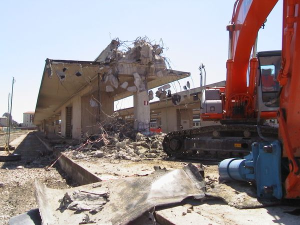 Per la realizzazione del camerone, i binari superiori e tutte le opere insistenti sono state oggetto di completa demolizione e rimozione.