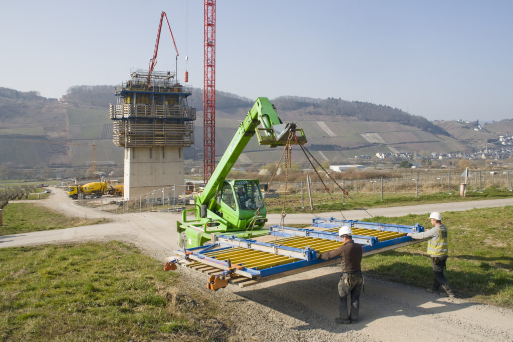 Hünnebeck, società tedesca del Gruppo Brand Energy & infrastrucure services, ha seguito in Germania  il progetto e la fornitura di soluzioni e attrezzature per la costruzione di spalle, fondazioni e pile del nuovo ponte che viene realizzato nella valle della Mosella