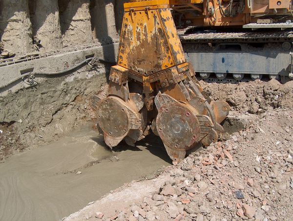 Idrofresa all’opera per il trattamento cutter soil mixing del terreno prima dell’annegamento della gabbia delle voltine e degli speroni.