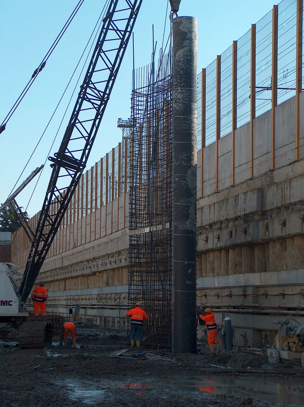 Le voltine. Una volta preparato il terreno si è proceduto all’infilaggio di metà gabbia della voltina attraverso l’utilizzo delle gru cingolate presenti in cantiere.