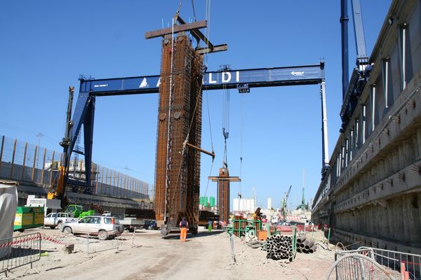 Gli speroni sono gli elementi di controspinta per le voltine. La gabbia metallica presente all’interno della sezione in calcestruzzo è caratterizzata da un passo molto fitto di piatti e di elementi di ancoraggio. Per il loro varo si è reso necessario l’utilizzo di carri ponte presenti lungo l’area di cantiere.