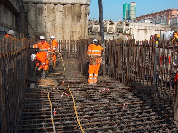 Liberata la prima parte di terreno è stato possibile realizzare la mega trave a C di coronamento delle «pareti» ancora annegate all’interno del terreno in modo da irrigidire l’intero camerone. Sono state impiegate notevoli quantità di acciaio ad alte prestazioni.
