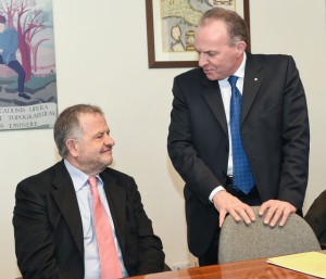 Da sinistra, Cosimo Pulito, direttore centrale per la Prevenzione e la sicurezza tecnica del Corpo nazionale Vigili del fuoco e Maurizio Savoncelli, presidente del Consiglio nazionale geometri. Cosimo Pulito ha sottolineato l’importanza della sinergia tra le istituzioni e le professioni tecniche: “Crediamo molto nella collaborazione fra l’amministrazione dello Stato, gli ordini professionali e le associazioni di categoria, affinché le norme siano condivise e, soprattutto, rispettate”. Maurizio Savoncelli ha commentato con soddisfazione il risultato del tavolo di lavoro: “L’iniziativa s’inserisce all’interno di un percorso volto a tutelare le esigenze dei tecnici, prestando la massima attenzione all’aggiornamento professionale e all’accessibilità/fruibilità dei corsi”.