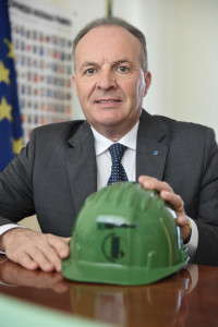 Regolamento edilizio unico | Occasione per lo standard di salubrità. Sul fronte della salubrità dell’edificio non esistono standard nazionali ma solo un orientamento giurisprudenziale, ha sottolineato diverse occasioni il presidente del Consiglio nazionale dei geometri, Maurizio Savoncelli, sostenendo che è necessario ri-partire con l’adozione di norme chiare, trasparenti e uniformi sul territorio nazionale, così da garantire a monte il controllo sulla qualità degli spazi abitativi.  Uno degli snodi strategici cui metter mano per Savoncelli è sicuramente rappresentato dai regolamenti edilizi comunali che non debbono trascurare il comfort e la salubrità dell'ambiente costruito, che insieme a urbanistica, edilizia, energia e ambiente rappresentano aspetti tra loro connessi che non possono essere trattati singolarmente, ma debbono necessariamente essere coniugati in un nuovo approccio alla progettazione e alla costruzione per ottenere ambienti di vita (abitazioni, scuole, luoghi di lavoro, di accoglienza…) che presentino un’alta e duratura qualità.  I geometri si sono messi al lavoro per introdurre il tema della salubrità degli edifici anche nello strumento di valutazione Protocollo Itaca, concetto peraltro contemplato nel dpr 6/6/2001, n. 380 Testo unico per l’edilizia (artt. 24-25), perché – dice Maurizio Savoncelli – è di fondamentale importanza per la divulgazione di una tematica di cui troppo spesso si sottovalutano le conseguenze anche in termini economici, ma soprattutto per completare un quadro, quello della sostenibilità delle costruzioni, che deve sempre più protendere all’uso razionale delle energie senza dimenticare la tutela della salute della collettività e contribuire al rilancio di un’economia intelligente, sostenibile e solidale di tutto il territorio nazionale.  Ricordiamo che il tema della sostenibilità ambientale costituisce il punto centrale del Protocollo Itaca, strumento di valutazione del livello di sostenibilità delle costruzioni approvato dalla Conferenza delle Regioni e delle Province autonome, sviluppato dal gruppo di lavoro interregionale «Edilizia sostenibile» istituito presso Itaca.  