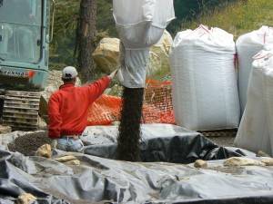 Rifugio Casa Mollino | L’argilla espansa Leca 8/20, grazie alla struttura porosa, all’elevata conducibilità idraulica e potere drenante, alla granulometria uniforme, rappresenta un materiale inerte particolarmente idoneo per la realizzazione di impianti di fitodepurazione. In questo specifico intervento, all’impianto è stato affidato il trattamento delle acque grigie provenienti dagli scarichi domestici dell’edificio.
