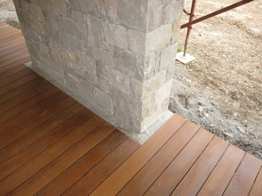 L’esterno, rivestito con la pietra di Credaro, offre la sensazione che la casa nasca dal suolo e la pietra prima avvolge e poi ingloba la villa preesistente. 