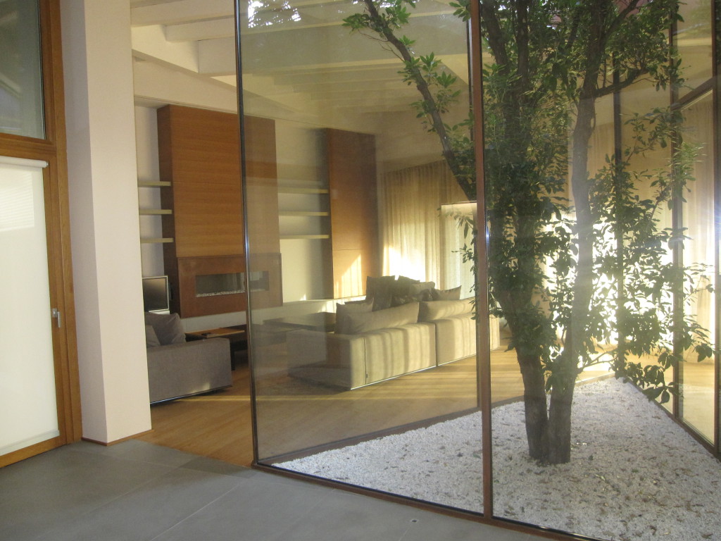 La presenza di un albero all’interno dell’abitazione rappresenta la convivenza dell’uomo con il mondo della natura (la natura non divide l’utilità dalla bellezza). 