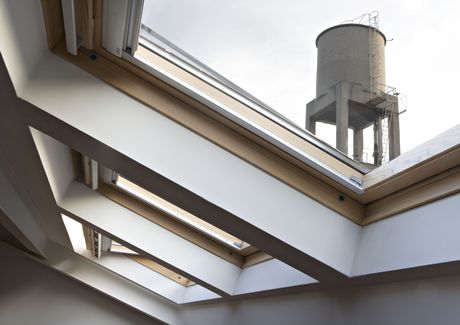 Le tre grandi finestre per tetti consentono di illuminare tutta la casa, facendo penetrare la luce fino al piano seminterrato