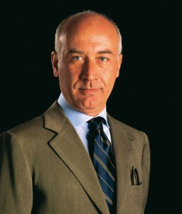 Alfredo Romeo | Presidente Ifma Italia «Una politica che non solo mi vede convinto e partecipe, ma che mi sono impegnato a sostenere e sviluppare, certo come sono che il facility management e l’industria dei servizi nel suo complesso rappresentino un perno cruciale per la ripresa economica del Paese. Un radicale piano di innovazione e di formazione, puntando su una politica di servizi moderni, efficienti ed auto-sostenibili al territorio e, contemporaneamente, alla formazione di una nuova figura professionale, funzionale a tale progetto: il facility manager del territorio».