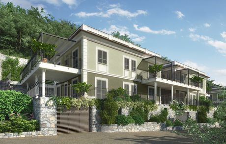 Il complesso sorge a poco più di due chilometri dal centro urbano e meno di un chilometro dalle spiagge