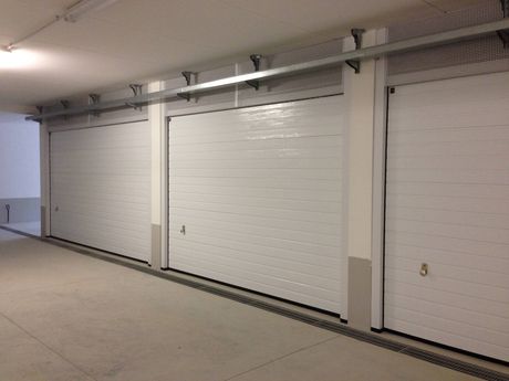 I portoni sezionali sono impreziositi da maniglie in alluminio e dotati di motorizzazione SupraMatic E