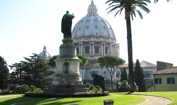 La zona giorno è il vero fulcro dell’abitazione: un ambiente ampio affacciato sul grande terrazzo a nord e con una vista spettacolare sul parco del Valentino (foto Beppe Giardino)