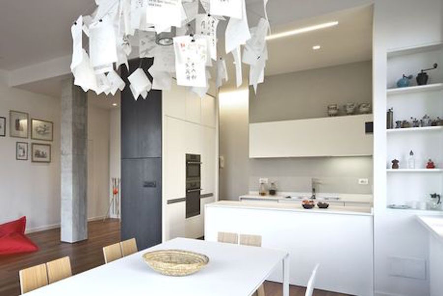 In fase di progetto è stata creata una nicchia dove poter inserire a tutta altezza alcuni elettrodomestici e mobili contenitori della cucina, tutti rigorosamente bianchi (foto Beppe Giardino)