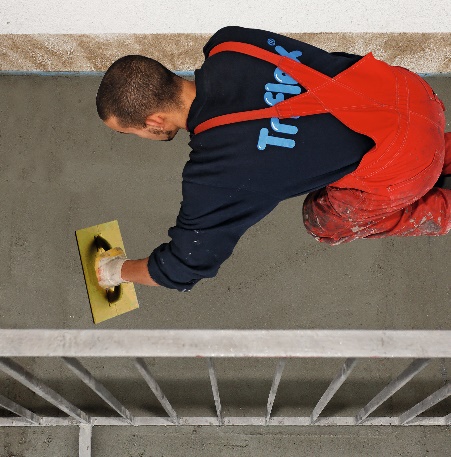 Una vista dal piccolo corridoio che collega l’ingresso alla zona notte in cui si trova la seconda camera , lo studio e due bagni. Sul fondo la porta che conduce alla camera padronale (foto Beppe Giardino)
