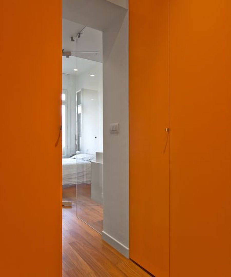 Una zona destinata alla cabina armadio fa da filtro tra il soggiorno e la camera padronale: anche qui la pavimentazione è in legno teak (foto Beppe Giardino)