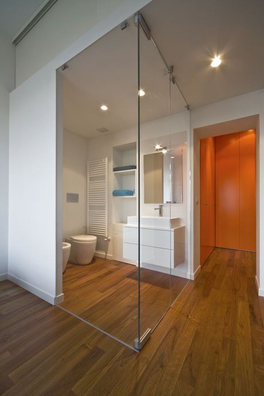 Come in una suite d’albergo il bagno è interamente vetrato e affacciato sulla camera. Anche qui la scelta degli arredi è rigorosamente in linea con lo stile contemporaneo dell’intera abitazione (foto Beppe Giardino)