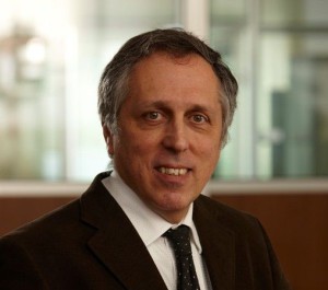 Enrico Borgarello | Direttore Ricerca e innovazione Italcementi «Dopo Shanghai e diverse altre realizzazioni, tra cui la sede della Bulbank International di Unicredit a Sofia, il cemento trasparente i.light si conferma sempre di più una soluzione ideale per architetture di grande respiro. La scelta di utilizzare i pannelli in cemento trasparente, voluta dai progettisti, ha consentito l’ingresso della luce naturale, che permette una buona visione delle opere esposte e una buona resa dei colori».