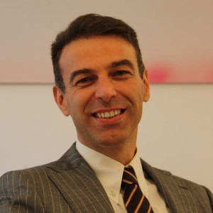 Paolo Mengucci | Confronto dei valori di consumo di energia per metro quadro annuo Nella casa in classe in C (che è il limite di legge attuale ammesso per norma) per un fabbricato avente caratteristiche geometriche di superficie disperdente su volume riscaldato di 0.70 è di 76 kWh/mq anno. Nella casa certificata Gold l’indice è inferiore a 10 kWh/mq anno «Nelle Marche e in Italia in genere, l’85% delle case private rientra nella classificazione tra G e F, un patrimonio quindi destinato a impoverirsi se non si interviene – sottolinea Paolo Mengucci spiegando che – l’investimento immobiliare, visti gli attuali eco-incentivi statali e la riduzione delle spese energetiche future, permette di rientrare dall’investimento nella durata media di 10 anni, poi si inizia a guadagnare. Mentre il beneficio del comfort abitativo e della rivalutazione immobiliare sarà immediato, ma a condizione che si tratti di immobili certificati sottolinea. A questo proposito il settore delle riqualificazioni si sta rivelando molto interessante, soprattutto in considerazione della contingenza attuale. Molti possessori di case capiscono che il bene che posseggono è al riparo da rischi se riesce a rispondere a precisi requisiti. Riqualificare è il nuovo approccio evoluto che sostituisce il concetto di ristrutturare».