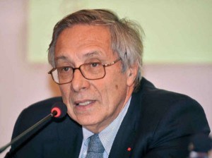 Franco Bassanini | Presidente Cdp «Per aumentare l'attrattiva degli investimenti in infrastrutture occorre trasformare questa categoria di investimento «alternativa» in una vera propria «asset class». In tal modo, si aprirà questa categoria ad una più ampia gamma di investitori e si spianerà la strada verso strumenti finanziari innovativi, come project bonds e Abs su finanziamenti in project finance, in grado di garantire rapporti rendimento-rischio adeguati all’orizzonte temporale dell’investimento. Un ruolo fondamentale per raggiungere questo risultato potrà svolgerlo il Piano Juncker».