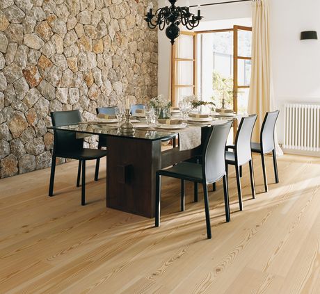 Collezione Contatto, parquet Keer. Tavole in larice con superficie spazzolata, bisellata e rifinita con olio extra bianco