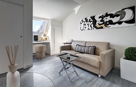 Una Suite dell’Hotel Montecatini Palace con pavimento realizzato in grès porcellanato In&Out Percorsi Extra di Ceramiche Keope nel colore Pietra di Vals, formato da 30x60 centimetri