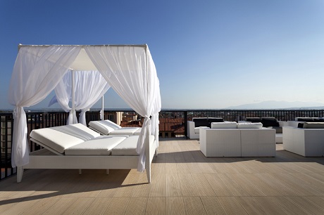 Il rooftop bar and terrace dell’Hotel Montecatini Palace, con pavimento realizzato con la serie Norge di Ceramiche Keope