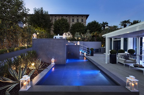 L'area lounge all’esterno dell’Hotel Montecatini Palace, con pavimento realizzato con la serie Norge di Ceramiche Keope