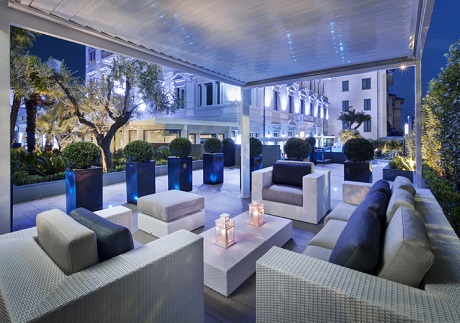 Esterno dell’Hotel Montecatini Palace, con pavimento realizzato con la serie Norge di Ceramiche Keope