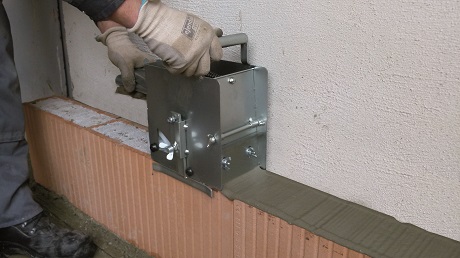 Il sistema di isolamento Porotherm Revolution assicura ottimi vantaggi in termini di velocità, qualità e precisione in fase di posa (foto Wienerberger)