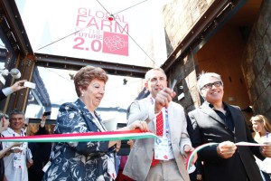 taglio_nastro_DA_SINISTRA_Andre_Sisti(Presidente CONAF)_ Maria_Cruz_Diaz_Alvarez(Presidente WAA)_Enzo_Eusebi