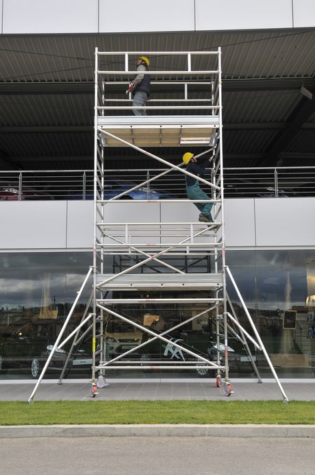 Il tra battello Alutower di alta qualità, veloce, facile e leggero da assemblare (foto Marchetti Scalificio)